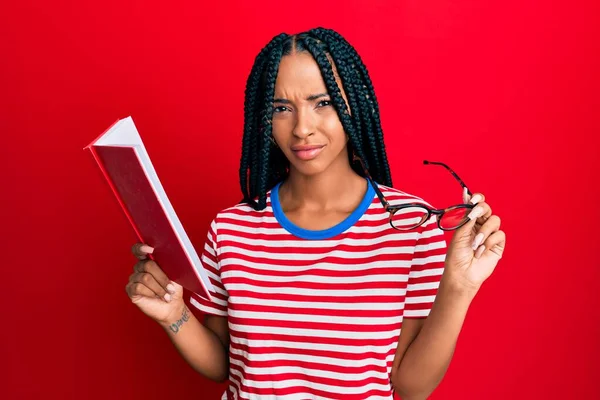 Vacker Latinamerikansk Kvinna Läser Bok Med Glasögon Chockansikte Ser Skeptisk — Stockfoto