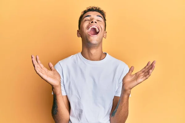 Jeune Bel Homme Afro Américain Portant Shirt Blanc Décontracté Célébrant — Photo