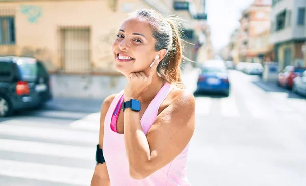 Deportista Mediana Edad Sonriendo Feliz Entrenamiento Usando Auriculares Ciudad —  Fotos de Stock