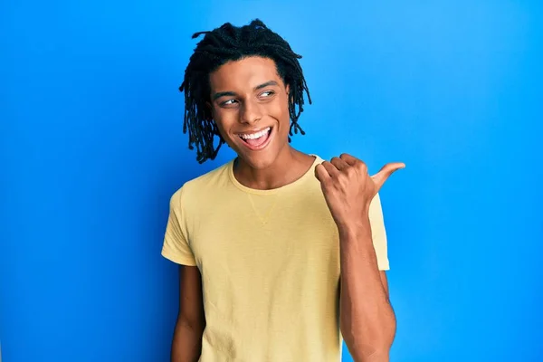 Young African American Man Wearing Casual Clothes Pointing Thumb Side — Stock Photo, Image