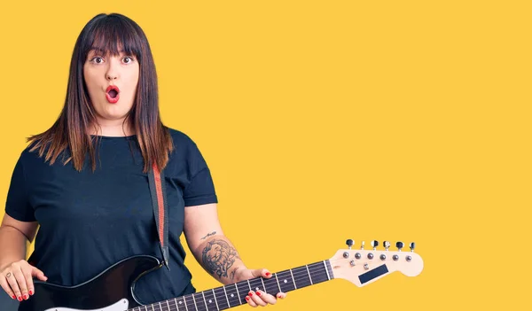 Jeune Femme Taille Jouant Guitare Électrique Effrayée Étonnée Avec Bouche — Photo