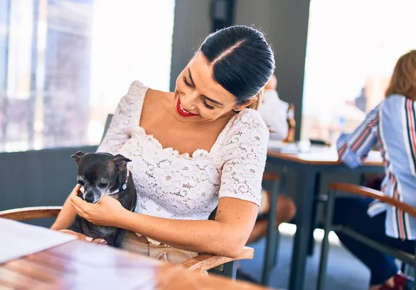 Junge Schöne Brünette Frau Lächelt Glücklich Und Zuversichtlich Sitzen Mit — Stockfoto