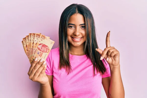 Menina Latina Segurando Pesos Mexicanos Sorrindo Com Uma Ideia Pergunta — Fotografia de Stock