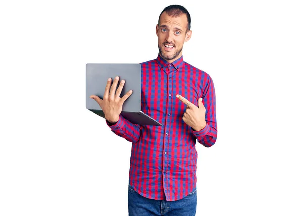 Молодой Красивый Мужчина Работающий Ноутбуком Улыбающийся Счастливый Указывая Рукой Пальцем — стоковое фото