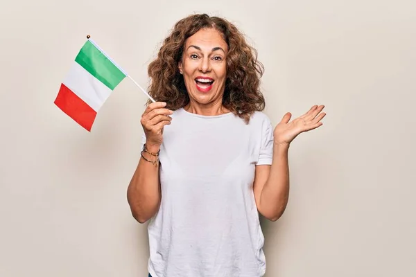 Idade Média Bela Mulher Patriótica Segurando Bandeira Italiana Sobre Fundo — Fotografia de Stock