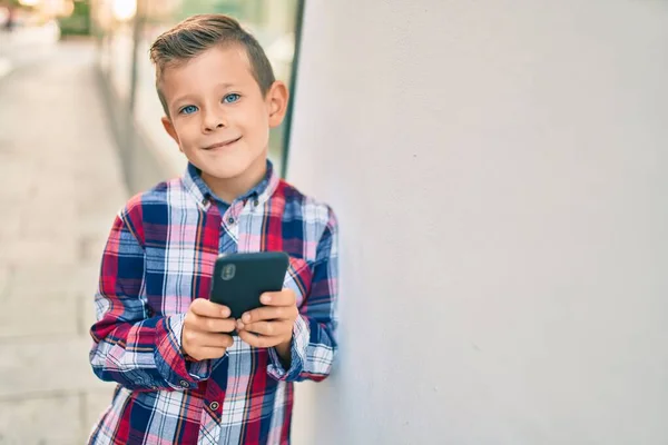 Adorabile Ragazzo Caucasico Sorridente Felice Utilizzando Smartphone Città — Foto Stock