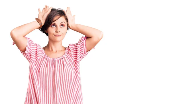 Beautiful Young Woman Short Hair Wearing Casual Summer Clothes Doing — Stock Photo, Image