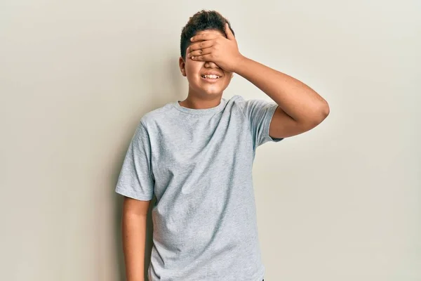 Nastoletni Latynoski Chłopiec Szarej Koszulce Uśmiechający Się Śmiejący Ręką Twarzy — Zdjęcie stockowe