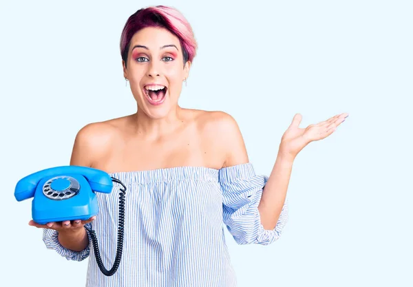 Jonge Mooie Vrouw Met Roze Haar Vasthouden Vintage Telefoon Vieren — Stockfoto