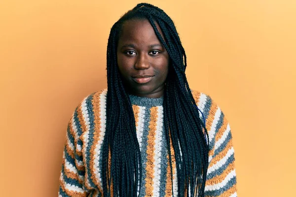 Mujer Negra Joven Con Trenzas Que Usan Suéter Casual Invierno —  Fotos de Stock