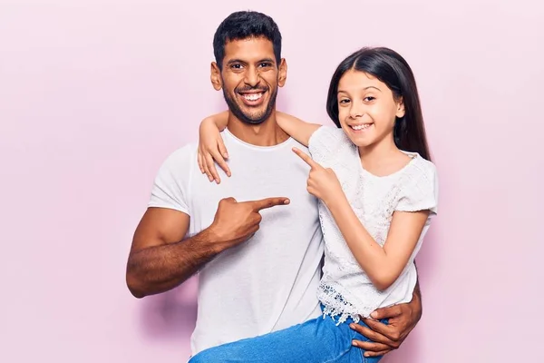 Latina Pai Filha Vestindo Roupas Casuais Sorrindo Feliz Apontando Com — Fotografia de Stock