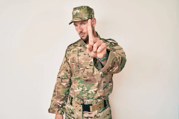 Młody Mężczyzna Rasy Kaukaskiej Mundurze Wojskowym Wskazującym Palcem Górę Gniewnym — Zdjęcie stockowe