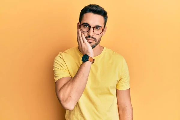 Ung Latinamerikansk Man Klädd Avslappnade Kläder Och Glasögon Tänker Ser — Stockfoto