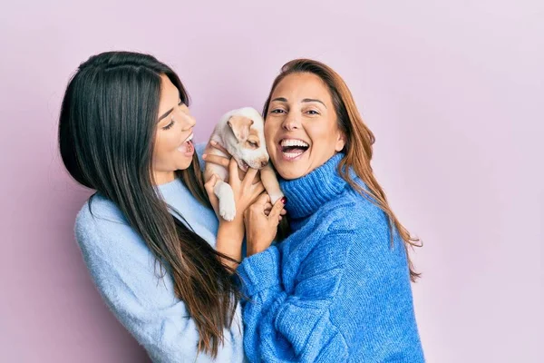 Hermosa Madre Hija Hispanas Sonriendo Feliz Abrazando Perrito Sobre Fondo — Foto de Stock