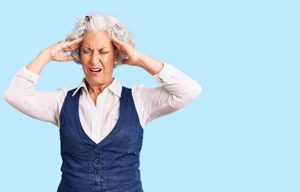 Oudere Grijsharige Vrouw Draagt Casual Kleding Die Lijdt Aan Hoofdpijn — Stockfoto