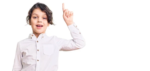 Söt Hispanic Barn Bär Casual Kläder Pekar Finger Upp Med — Stockfoto