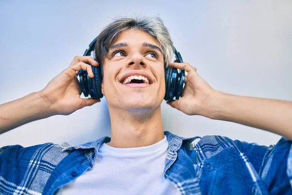 Joven Hombre Hispano Sonriendo Feliz Usando Auriculares Ciudad —  Fotos de Stock