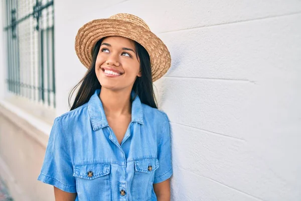 Jovem Menina Turística Latina Férias Sorrindo Feliz Inclinando Parede Cidade — Fotografia de Stock