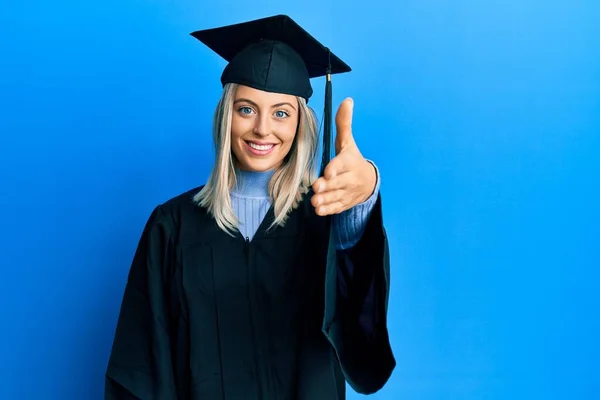 Vacker Blond Kvinna Bär Examen Mössa Och Ceremoni Mantel Ler — Stockfoto