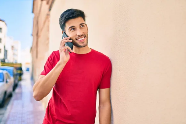 Ung Latin Man Ler Glad Talar Smartphone Staden — Stockfoto