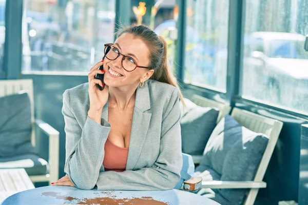 Mladý Blondýnka Businesswoman Usměvavý Šťastný Mluvení Smartphone Kavárně — Stock fotografie