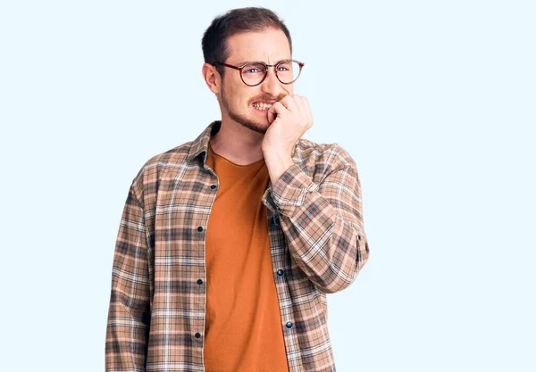 Homem Branco Bonito Jovem Vestindo Roupas Casuais Óculos Olhando Estressado — Fotografia de Stock