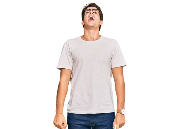 Yakışıklı Beyaz Adam Günlük Kıyafetler Gözlük Takıyor Kızgın Kızgın Çığlık — Stok fotoğraf