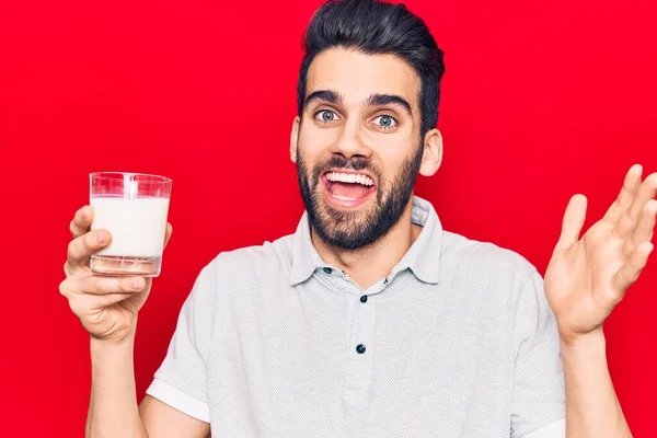 Jeune Homme Beau Avec Barbe Boire Verre Lait Célébrant Réalisation — Photo