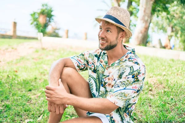 Bonito Caucasiano Homem Usando Chapéu Verão Flores Camisa Sorrindo Feliz — Fotografia de Stock