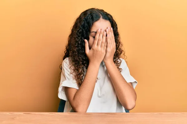 Adolescente Hispanique Fille Portant Des Vêtements Décontractés Assis Sur Table — Photo