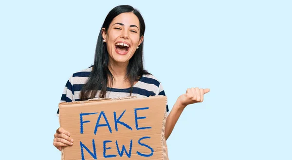 Schöne Junge Frau Mit Fake News Banner Schreit Stolz Feiert — Stockfoto