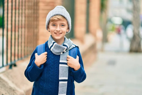 Liebenswertes Blondes Studentenkind Das Glücklich Lächelt Wenn Der Schule Steht — Stockfoto