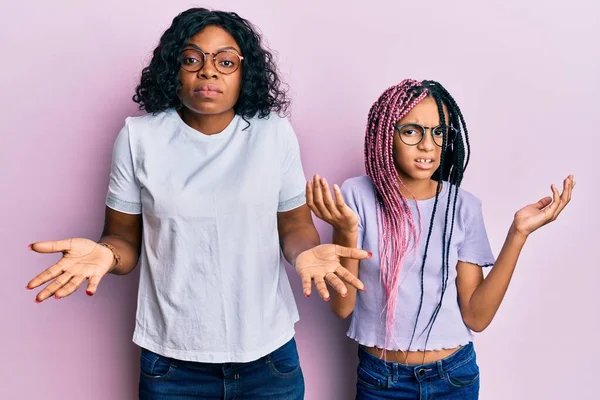 Bela Mãe Filha Afro Americana Vestindo Roupas Casuais Óculos Sem — Fotografia de Stock