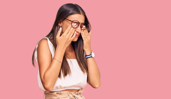 Mujer Hispana Joven Usando Ropa Casual Gafas Frotando Los Ojos —  Fotos de Stock