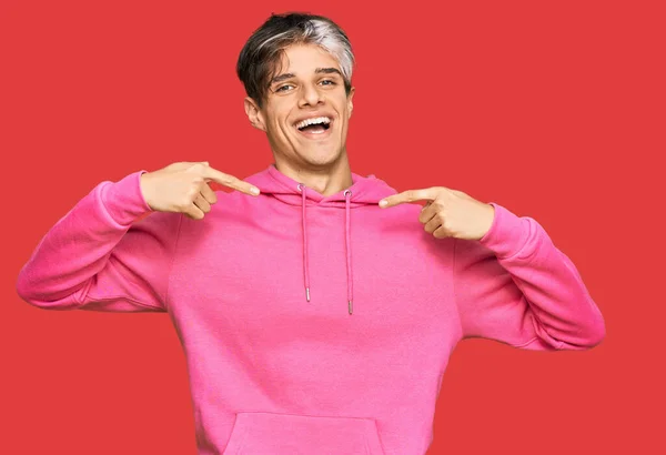 Jovem Hispânico Vestindo Camisola Rosa Casual Olhando Confiante Com Sorriso — Fotografia de Stock