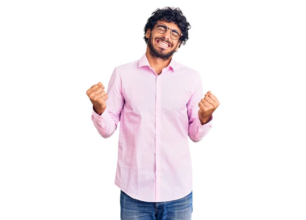 Bello Giovane Uomo Con Capelli Ricci Orso Indossa Abiti Lavoro — Foto Stock