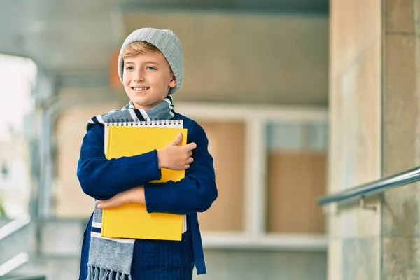 Adorable Estudiante Rubio Niño Sonriendo Feliz Celebración Libro Escuela —  Fotos de Stock