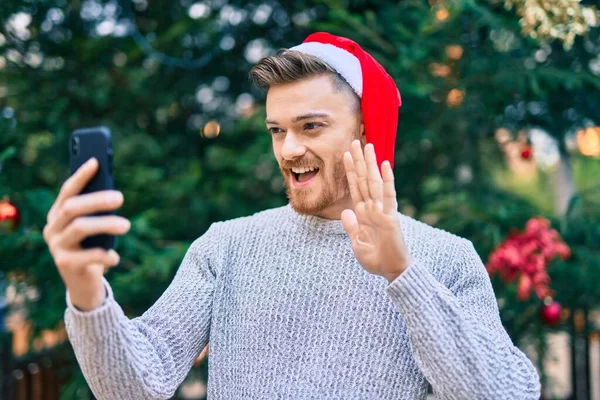 Jonge Blanke Man Draagt Kerst Hoed Doen Videogesprek Met Behulp — Stockfoto