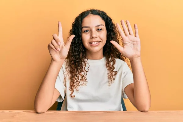 Tonåring Hispanic Flicka Bär Casual Kläder Sitter Bordet Visar Och — Stockfoto