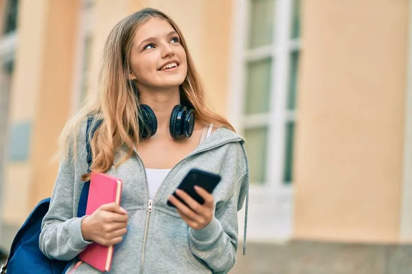 Güzel Beyaz Öğrenci Şehirde Akıllı Telefon Kullanarak Mutlu Gülümsüyor — Stok fotoğraf