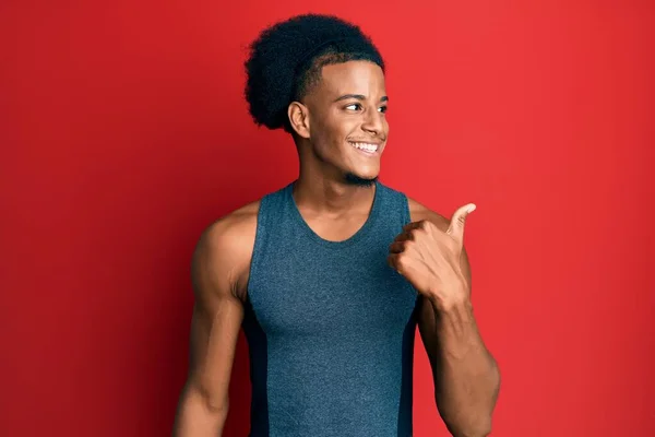 Afroamerikansk Man Med Afro Hår Bär Sportkläder Leende Med Glada — Stockfoto