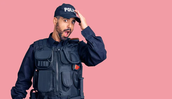 Young Hispanic Man Wearing Police Uniform Surprised Hand Head Mistake — Stock Photo, Image