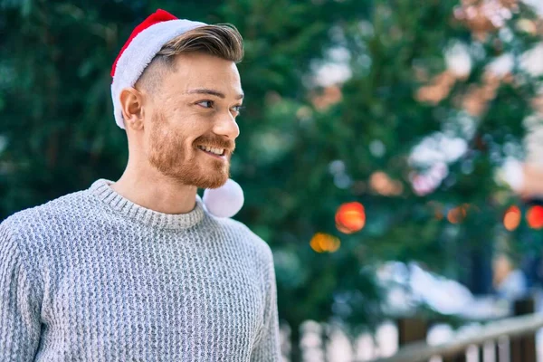 Jonge Blanke Man Glimlachend Gelukkig Met Kerstmuts Het Park — Stockfoto