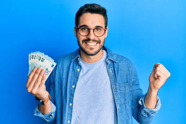 Junger Hispanischer Mann Hält Ein Bündel Euro Banknoten Der Hand — Stockfoto