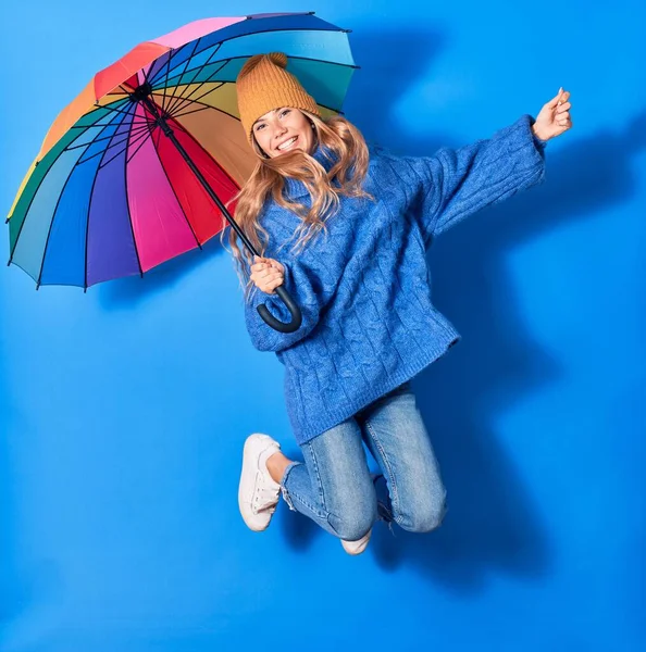 Jovem Mulher Bonita Vestindo Roupas Inverno Sorrindo Feliz Saltando Com — Fotografia de Stock