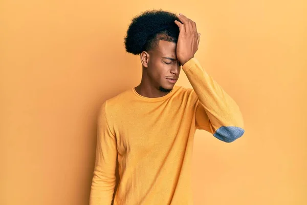 Homem Afro Americano Com Cabelo Afro Vestindo Roupas Casuais Surpreso — Fotografia de Stock