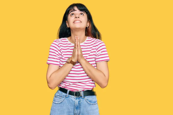 Fiatal Spanyol Lány Alkalmi Ruhát Visel Koldulás Imádkozás Kéz Együtt — Stock Fotó
