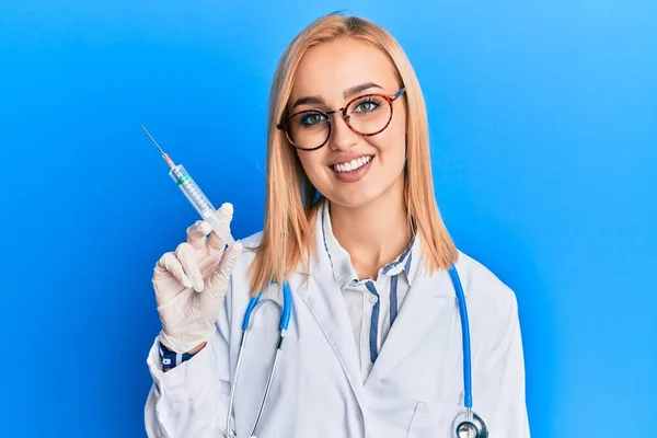 Schöne Kaukasische Frau Trägt Doktor Stethoskop Mit Spritze Sieht Positiv — Stockfoto
