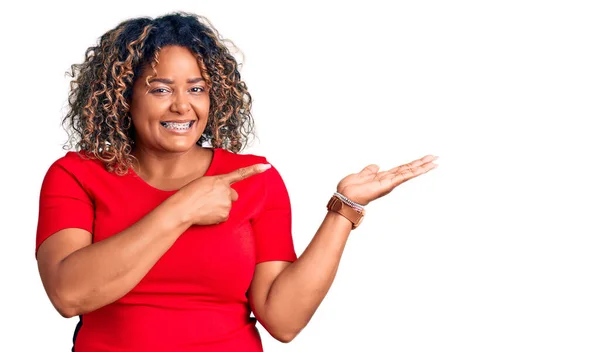 Jovem Afro Americana Size Mulher Vestindo Roupas Casuais Espantado Sorrindo — Fotografia de Stock