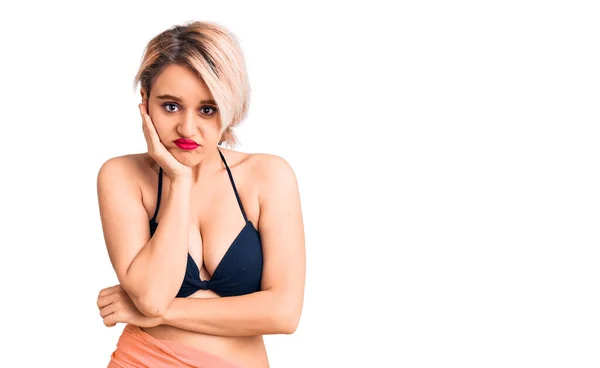 Jong Mooi Blond Vrouw Dragen Bikini Denken Kijken Moe Verveeld — Stockfoto
